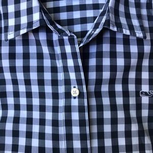 Vineyard Vines Women’s L/S black and white block print fitted top. Size 6